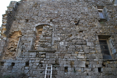 Mur de l'aula du château du Cheylard à Aujac