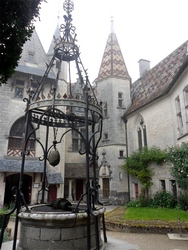 Puits du château de La Rochepot (Côte-d'Or)