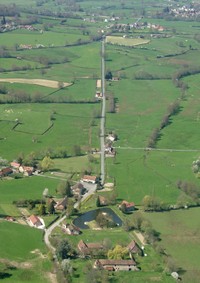 L'avenue du château de Toulongeon