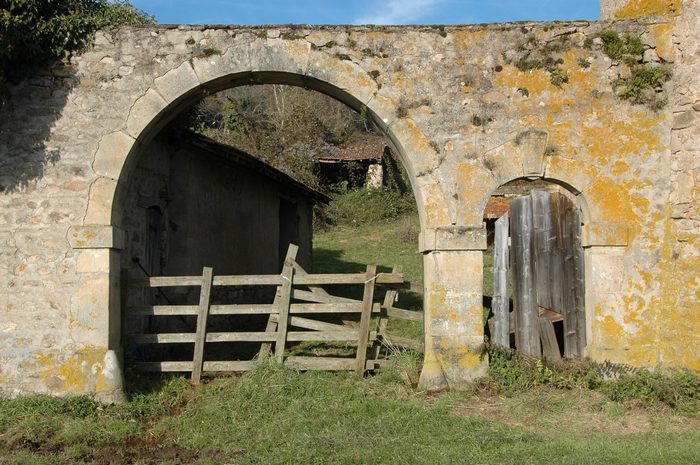 Porche des communs du château de Curtil-sous-Buffières